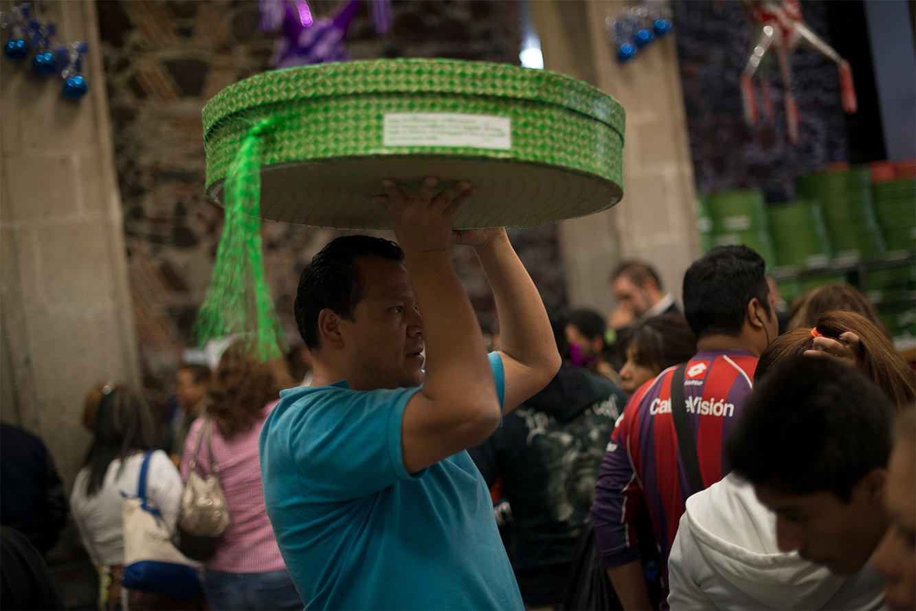 Cientos de personas abarrotan las panaderías en busca de la Rosca de Reyes, decorada con fruta seca. Foto CuartoscuroCientos de personas abarrotan las panaderías en busca de la Rosca de Reyes, decorada con fruta seca. Foto Cuartoscuro Cientos de personas abarrotan las panaderías en busca de la Rosca de Reyes, decorada con fruta seca. Foto Cuartoscuro