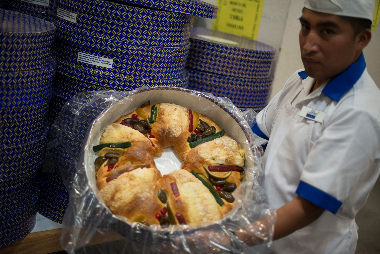 Cientos de personas abarrotan las panaderías en busca de la Rosca de Reyes, decorada con fruta seca. Foto Cuartoscuro Cientos de personas abarrotan las panaderías en busca de la Rosca de Reyes, decorada con fruta seca. Foto Cuartoscuro