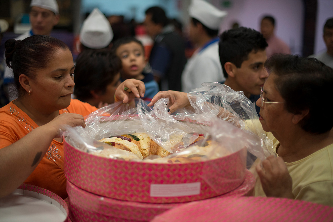 Cientos de personas abarrotan las panaderías en busca de la Rosca de Reyes, decorada con fruta seca. Foto Cuartoscuro Cientos de personas abarrotan las panaderías en busca de la Rosca de Reyes, decorada con fruta seca. Foto Cuartoscuro
