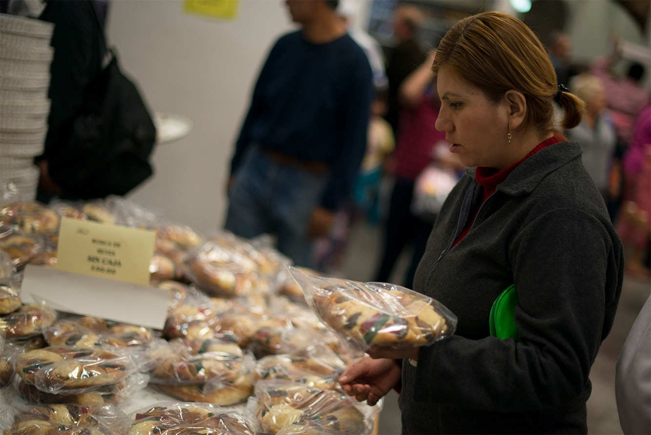 Cientos de personas abarrotan las panaderías en busca de la Rosca de Reyes, decorada con fruta seca. Foto Cuartoscuro Cientos de personas abarrotan las panaderías en busca de la Rosca de Reyes, decorada con fruta seca. Foto Cuartoscuro