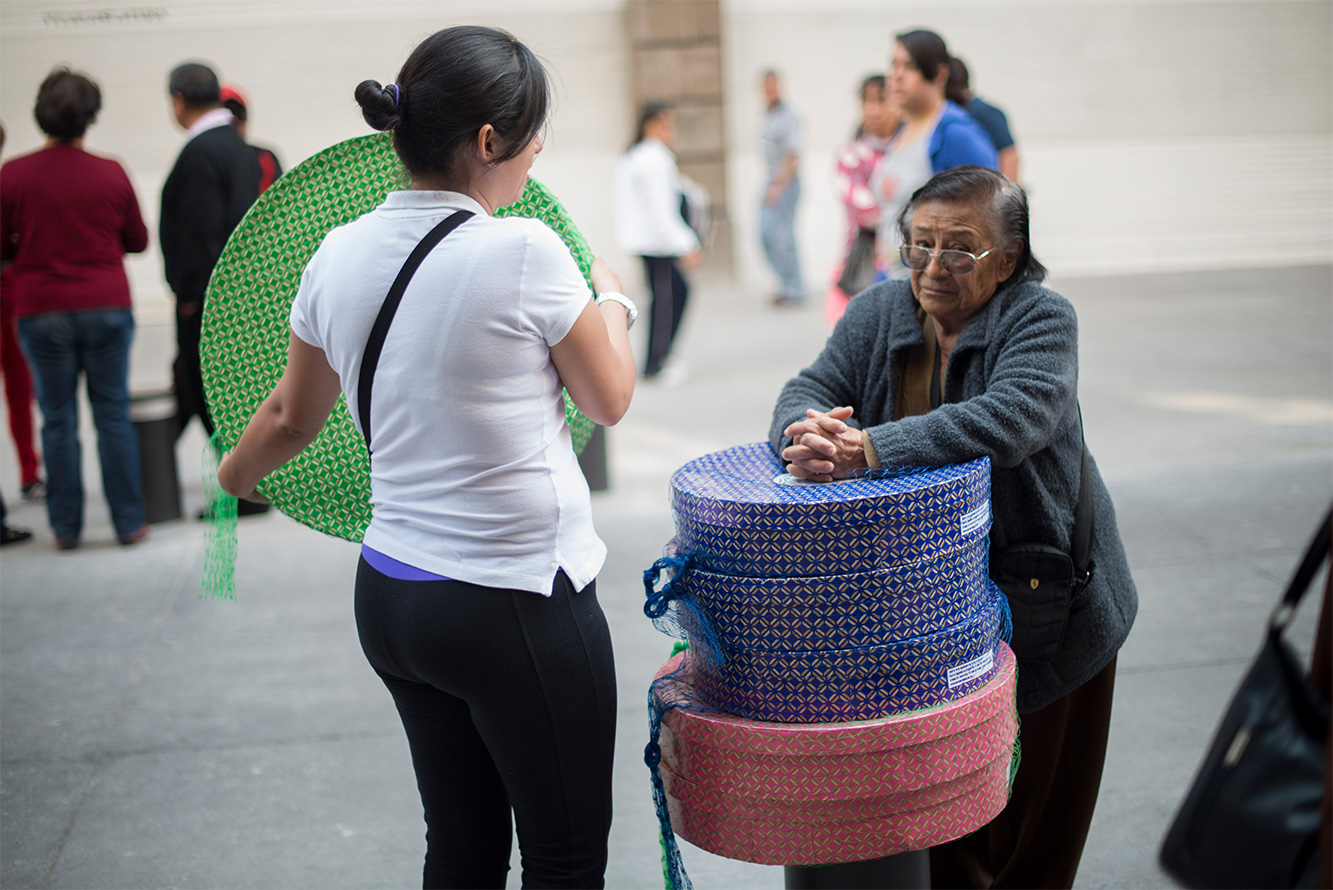Cientos de personas abarrotan las panaderías en busca de la Rosca de Reyes, decorada con fruta seca. Foto Cuartoscuro Cientos de personas abarrotan las panaderías en busca de la Rosca de Reyes, decorada con fruta seca. Foto Cuartoscuro
