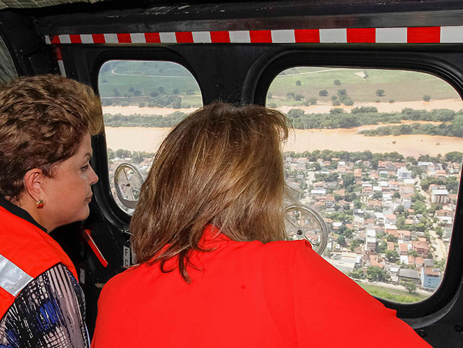 La presidenta se dijo particularmente impactada con la dimensión del desastre en Virgolandia, una ciudad de unos 6 mil habitantes que qudedó inundada casi por completo después de los temporales, que desbordaron varios ríos.