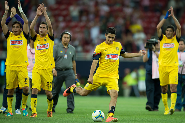 Los americanistas celebran con sus seguidores el triunfo. (Mexsport)