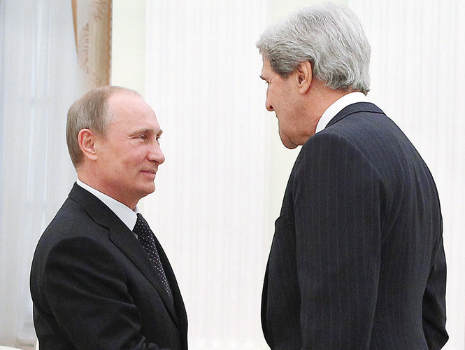 El presidente de Rusia, Vladimir Putin (izq.), y el secretario de Estado de EU, John Kerry, discutieron sobre la guerra civil en Siria. Foto: AP