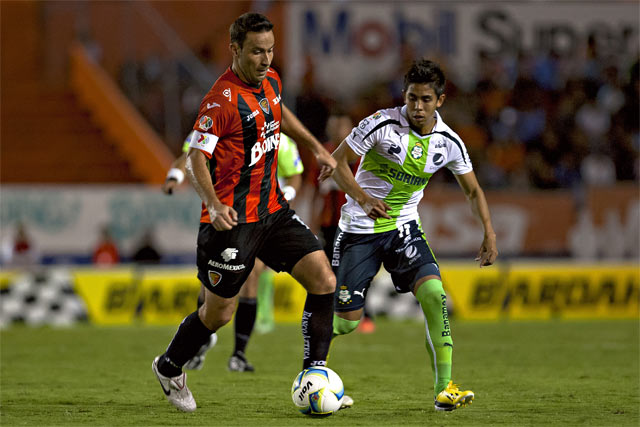 Luis Gabriel Rey hizo el tanto de Jaguares, pero con la colaboración de Osvaldo Sánchez (Mexsport)