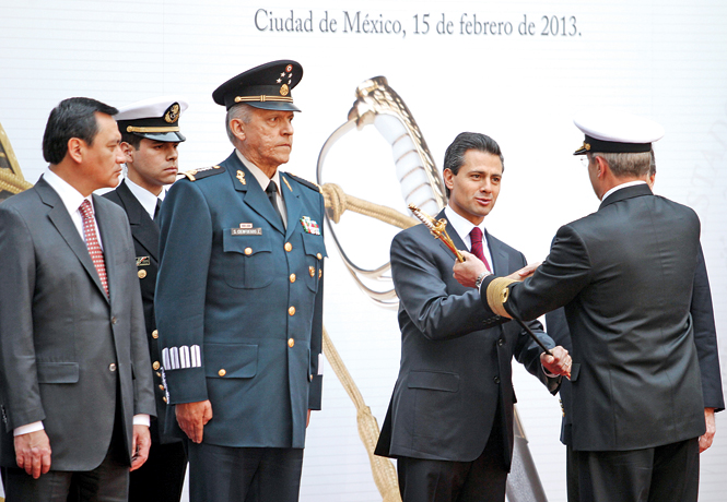 El presidente Enrique Peña Nieto recibió la Espada y el Sable de Mando que  lo reconocen como comandante supremo de las Fuerzas Armadas del país.