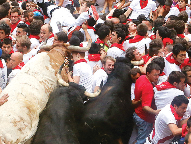 Cuatro heridos, uno de ellos de gravedad, fue el saldo por un tapón a la entrada de la plaza durante los festejos de San Fermín. Foto: AP