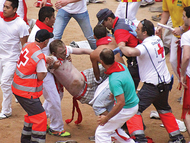 De los 23 heridos, dos fueron corneados por los astados. Foto: AP