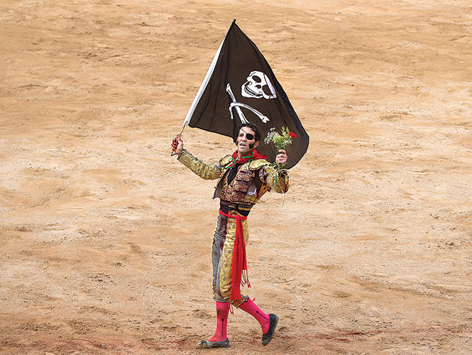Juan José Padilla, quien perdió un ojo por una cornada en 2011, salió ayer con una bandera pirata. Foto: AP