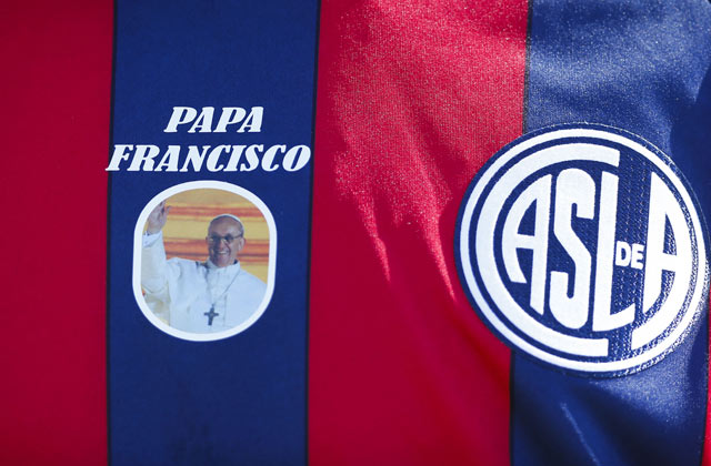Los jugadores de San Lorenzo lucieron en el centro del pecho una imagen estampada del Papa Francisco (AP) Los jugadores de San Lorenzo lucieron en el centro del pecho una imagen estampada del Papa Francisco (AP)
