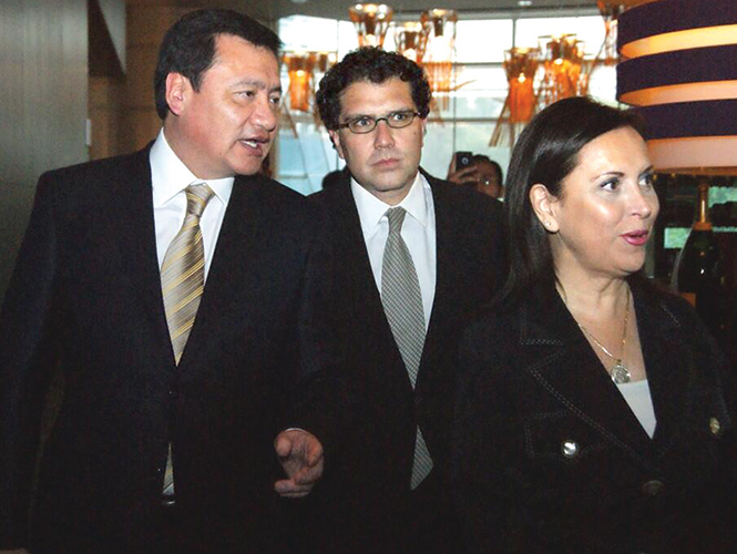 Miguel Ángel Osorio Chong, durante la reunión con senadores, se encontró con Armando Ríos Piter y Cristina Díaz. Foto: Especial Miguel Ángel Osorio Chong, durante la reunión con senadores, se encontró con Armando Ríos Piter y Cristina Díaz. Foto: Especial