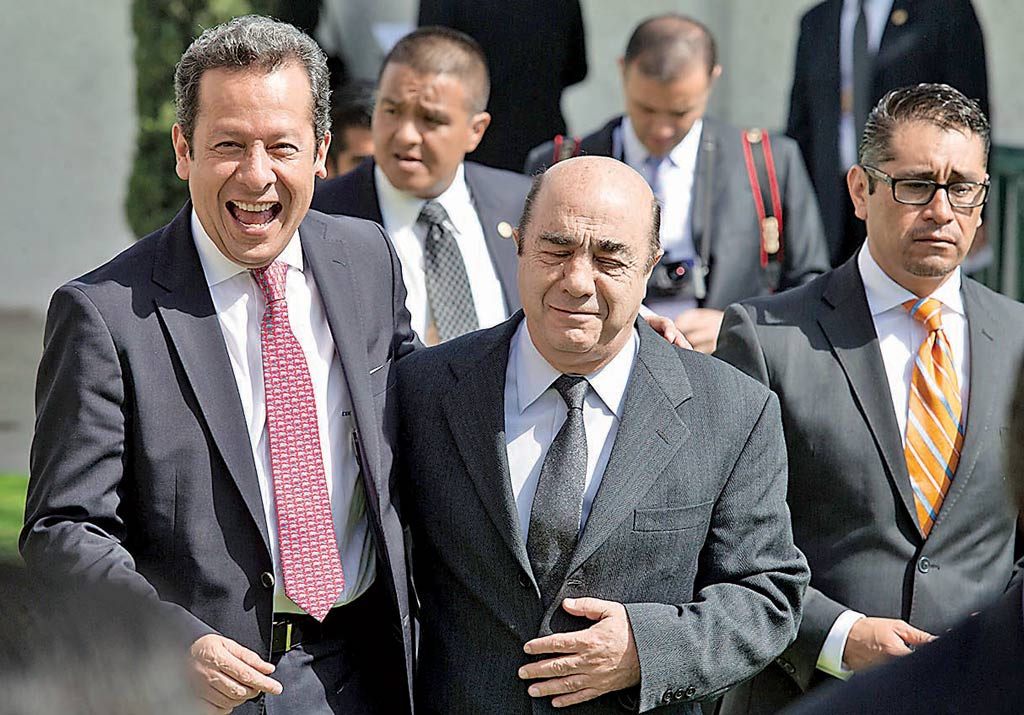 Eduardo Sánchez Hernández, vocero presidencial, y Jesús Murillo Karam, titular de la PGR, charlan en los jardines de Casa Morelos, en el municipio de Ecatepec.