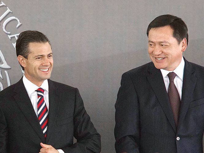 El presidente Enrique Peña Nieto y el secretario de Gobernación, Miguel Ángel Osorio Chong, ayer, en Ecatepec de Morelos. Foto: Héctor López