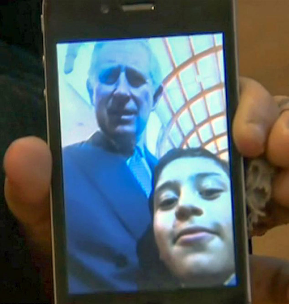 Un niño de la congregación de la Iglesia Ortodoxa Copta de Stevenage afirmó que "con toda seguridad" guardará toda su vida una “selfie” (autofoto) que se tomó con el príncipe Carlos, durante su visita al templo. Un niño de la congregación de la Iglesia Ortodoxa Copta de Stevenage afirmó que "con toda seguridad" guardará toda su vida una “selfie” (autofoto) que se tomó con el príncipe Carlos, durante su visita al templo.