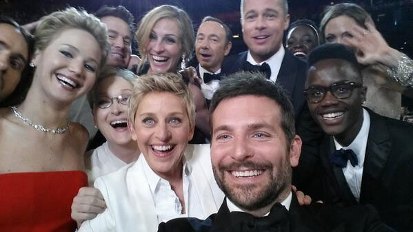 La presentadora de televisión alcanzó en menos de 50 minutos más de un millón de retuits con una imagen rodeada de estrellas de Hollywood. Foto: Especial