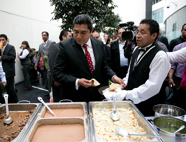 Jorge Luis Preciado ofreció a los senadores del PAN y a todos los trabajadores del grupo parlamentario una comida, pero esta vez no hubo mariachis ni alcohol sino aguas de jamaica y horchata, refrescos y cerveza. Sólo llegaron los senadores Salvador López Brito y Francisco de Paula Búrquez, secretarias y personas de su área de comunicación.. Foto: David Hernández reunión más relajada Ayer, Jorge Luis Preciado ofreció a los senadores del PAN y a todos los trabajadores del grupo parlamentario una comida, pero esta vez no hubo mariachis ni alcohol sino aguas de jamaica y horchata, refrescos y cerveza. Sólo llegaron los senadores Salvador López Brito y Francisco de Paula Búrquez, secretarias y personas de su área de comunicación.