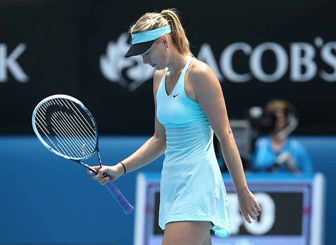 Sharapova tuvo problemas con su servicio, al incurrir en siete faltas dobles durante el tercer set. (EFE)