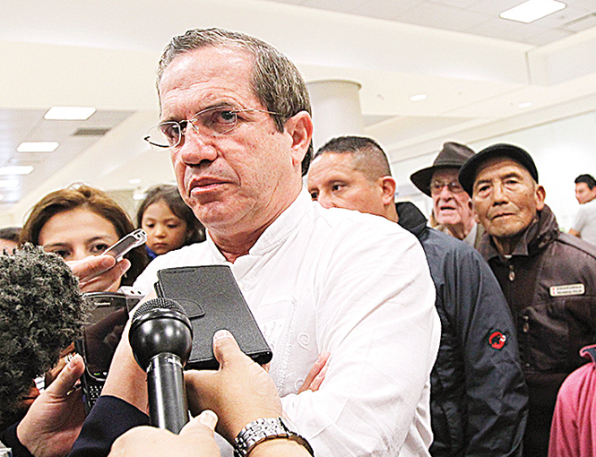 El canciller ecuatoriano, Ricardo Patiño, dijo el jueves que la decisión de Ecuador sobre darle asilo a Snowden podría tardar hasta dos meses.
