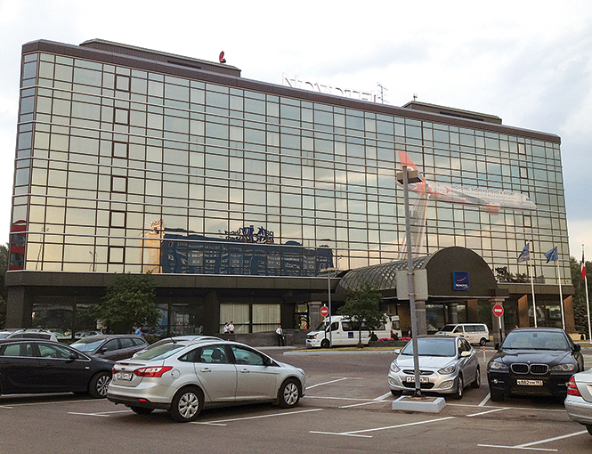 Hotel en el que supuestamente está refugiado Edward Snowden, en la zona de tránsito del aeropuerto moscovita. Fotos: AFP y AP