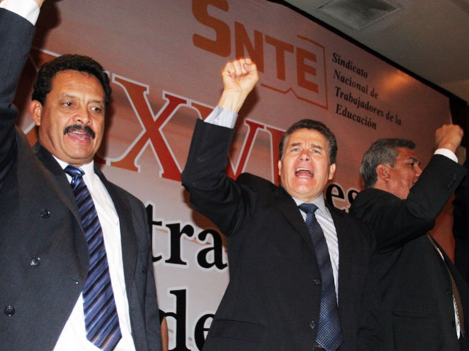 En un pronunciamiento que se emitió después de la elección de Juan Díaz de la Torre como nuevo presidente del Consejo General Sindical, el sindicato se limitó a decir que “solidariamente se pronuncia por exigir a todas las autoridades responsables garantías para asegurar la integridad física de nuestra compañera maestra Elba Esther Gordillo”. En un pronunciamiento que se emitió después de la elección de Juan Díaz de la Torre como nuevo presidente del Consejo General Sindical, el sindicato se limitó a decir que “solidariamente se pronuncia por exigir a todas las autoridades responsables garantías para asegurar la integridad física de nuestra compañera maestra Elba Esther Gordillo”.
