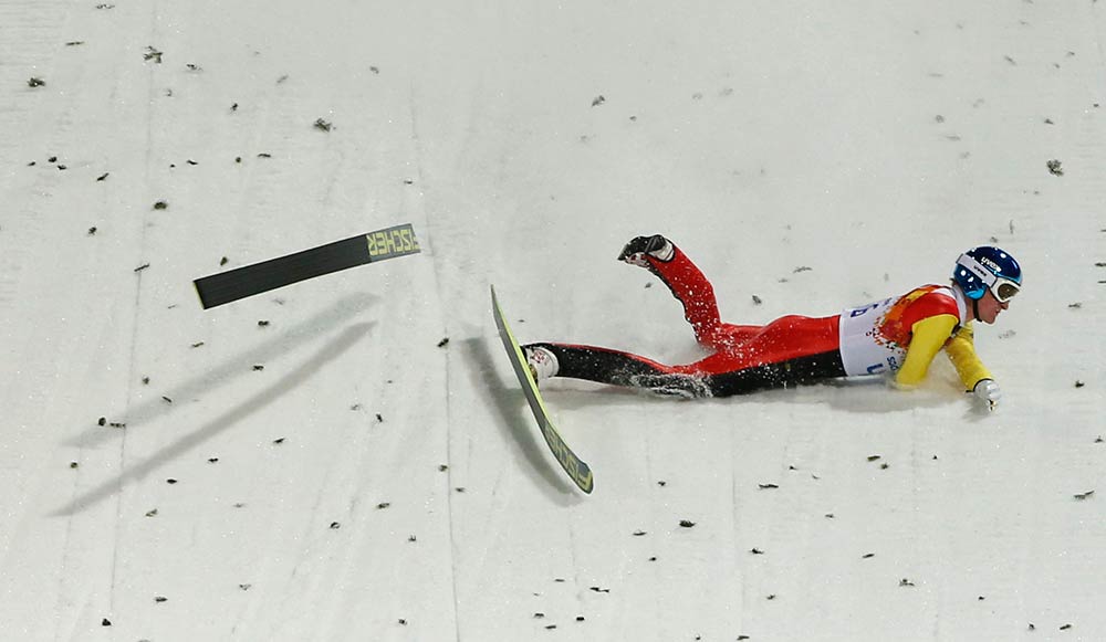 Un esquí del atleta alemán Severin Freund se rompe al momento de descender, en la final masculina de salto en Sochi 2014 (AP)