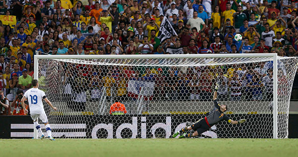 Así falló Bonucci desde los once pasos ante la meta de Casillas. (Reuters)