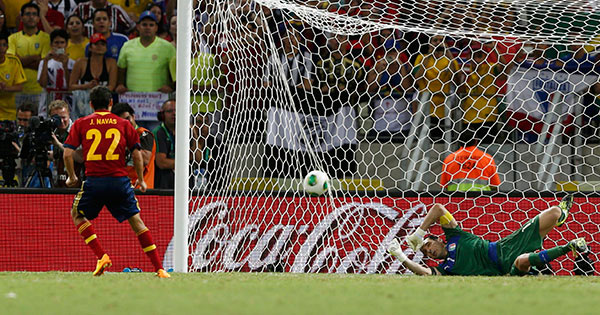 Así anotó Jesús Navas el penal definitivo ante la inútil estirada de Buffon. (Reuters)
