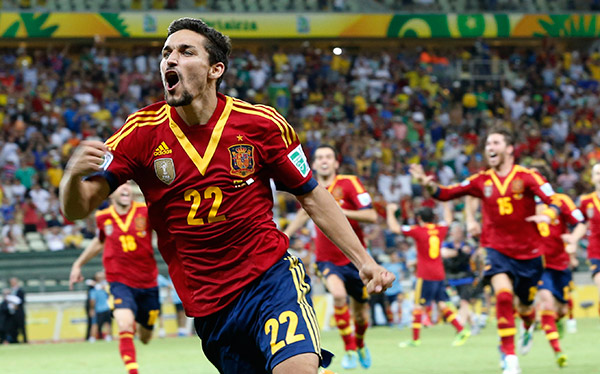 Navas festeja seguido por el resto de sus compañeros. (AP)