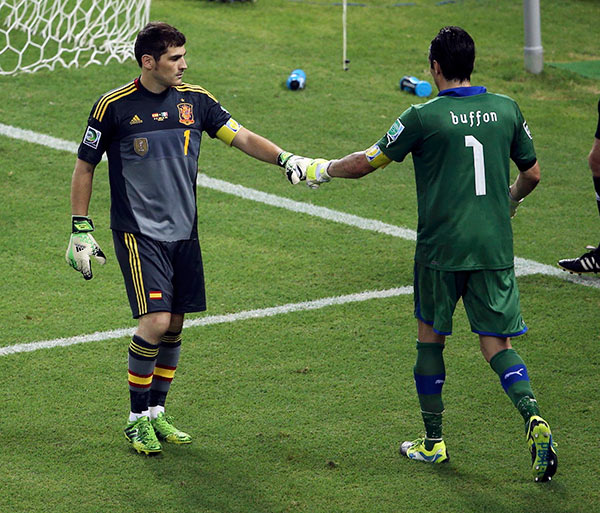 Casillas y Buffon, dos grandes de la portería se desean suerte. (Reuters)