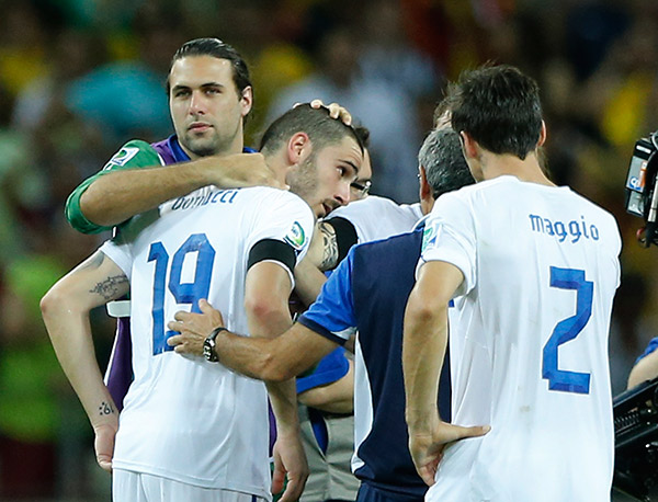 Bonucci es consolado por sus compañeros tras la derrota. (AP)