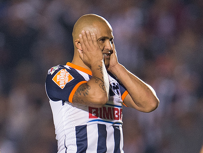 Suazo sufrió una lesión en el hombro izquierdo que lo margina del encuentro de los Rayados ante el Puebla. (Mexsport)