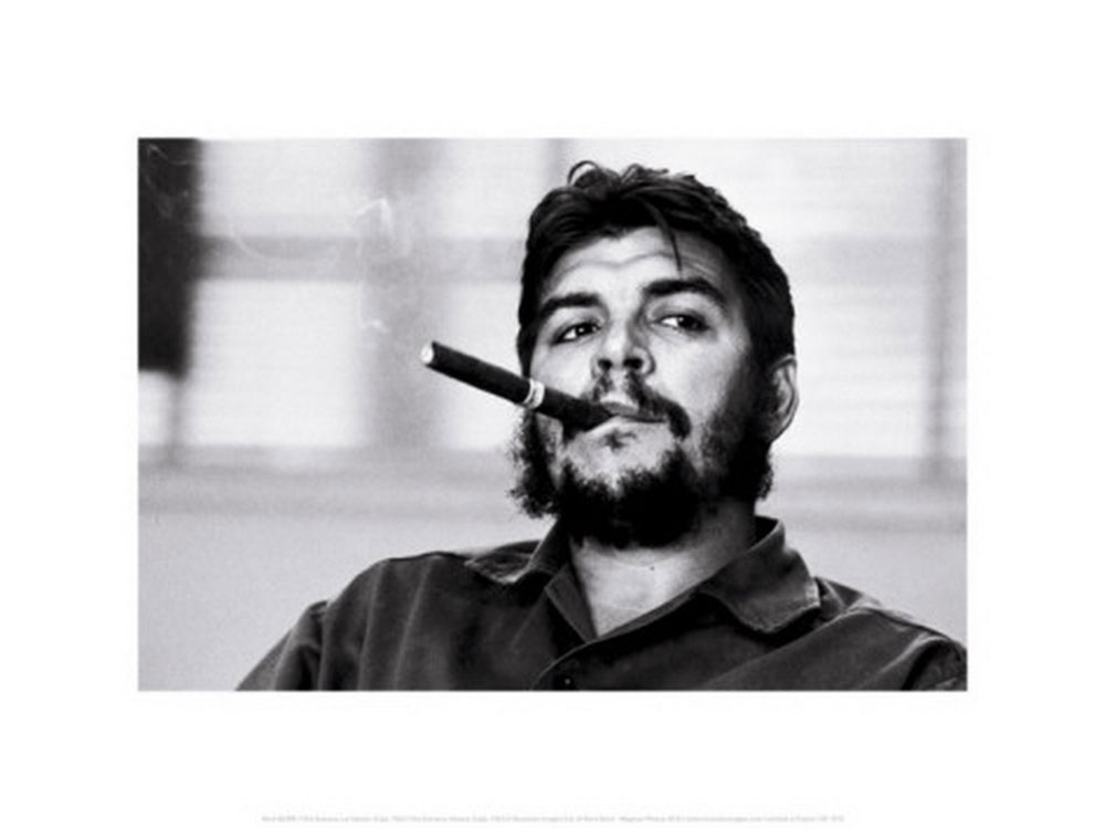 La otra foto subastada hoy, se ve al Che Guevara fumando un puro, sin mirar al objetivo y con la cejas levantadas, inmortalizado por el suizo René Burri en 1963. / Foto: Especial La otra foto subastada hoy, se ve al Che Guevara fumando un puro, sin mirar al objetivo y con la cejas levantadas, inmortalizado por el suizo René Burri en 1963. / Foto: Especial