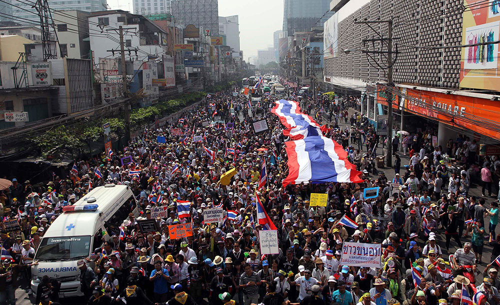 Vuelven a las calles. Miles de tailandeses marcharon hoy en Bangkok para exigir la cancelación inmediata de las elecciones convocadas por el gobierno.