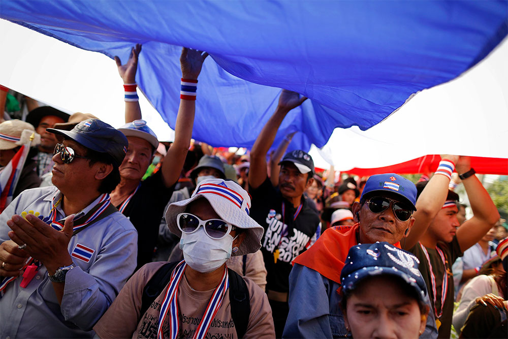 Los manifestantes marcharon por varias de las avenidas del centro de la capital portando banderas del país y eslóganes contra el Gobierno de Yingluck Shinawatra.