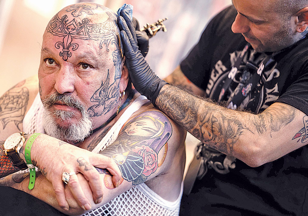A París llegaron tatuadores de EU, Brasil, Polonia, Holanda y Tailandia, entre otros países.
