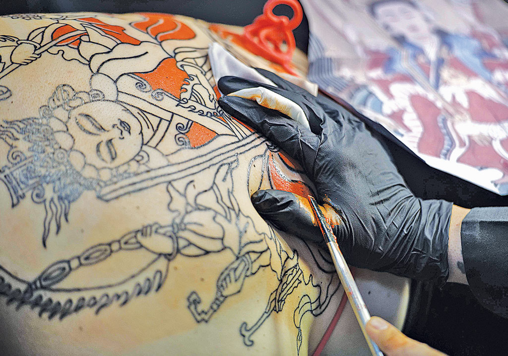 Tatuarse es una forma radical de adornarse el cuerpo. Fotos: AFP