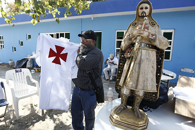 Los grupos de autodefensa en la comunidad de Antúnez mostraron una presunta figura de Nazario Moreno, "El Chayo". Los grupos de autodefensa en la comunidad de Antúnez mostraron una presunta figura de Nazario Moreno, "El Chayo".