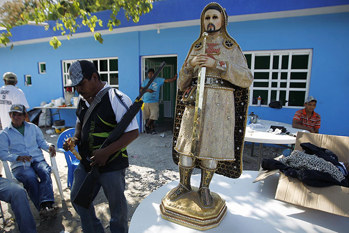 Autodefensas muestran figura de 'El Chayo' Autodefensas muestran figura de 'El Chayo'
