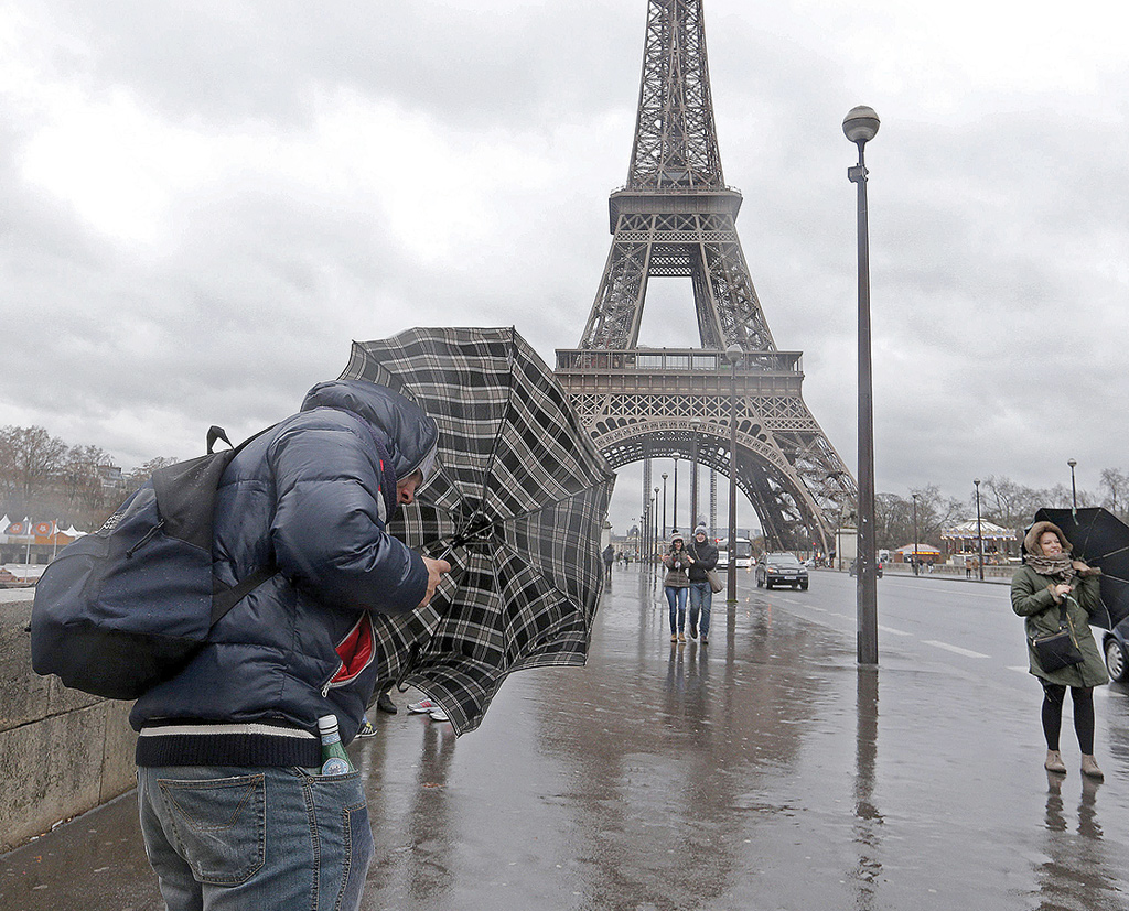 La lluvia no dio tregua a París, y muchos turistas debieron cancelar los recorridos que tenían previstos. Foto: AFP