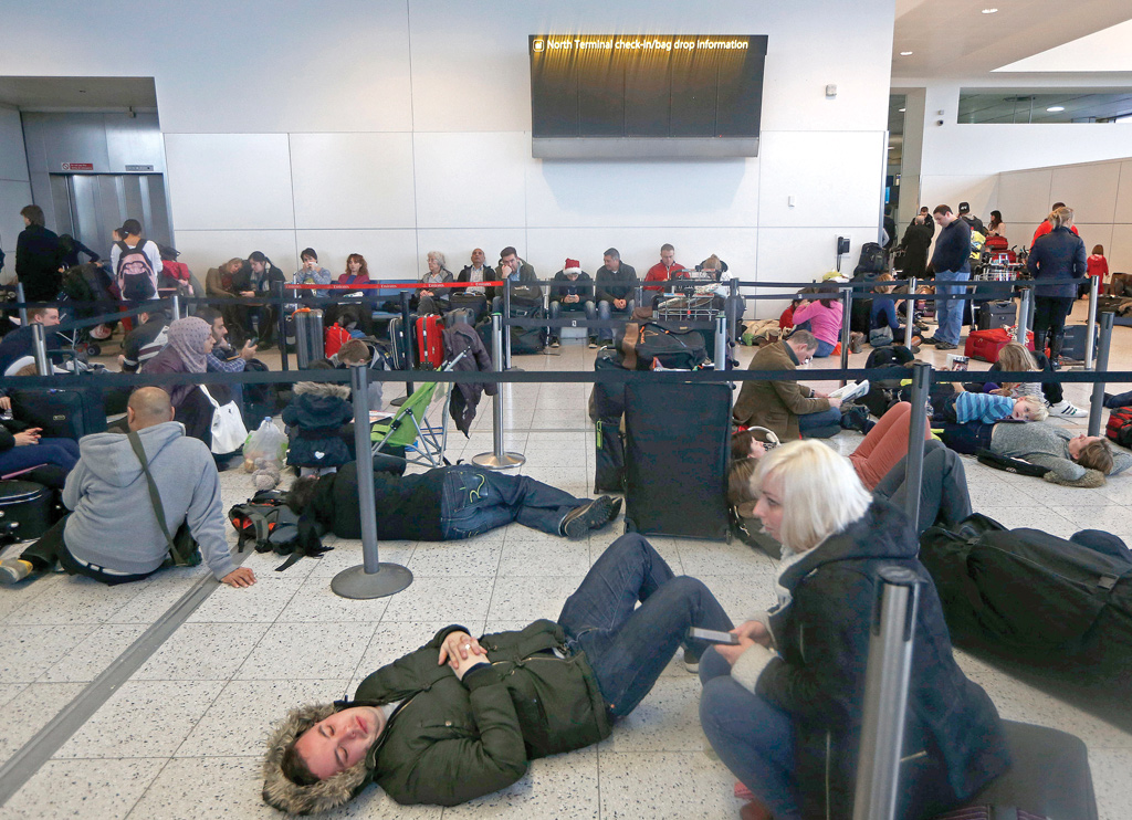 Pasajeros quedaron varados en el aeropuerto de Londres, pues decenas de vuelos fueron atrasados o cancelados. Foto: AFP