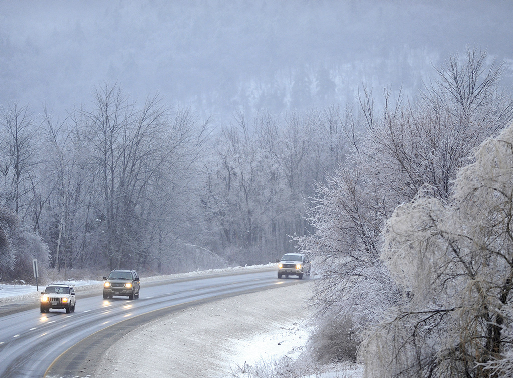 La carretera interestatal 95 de Waterville, Maine, quedó cubierta de nieve. Foto: AP