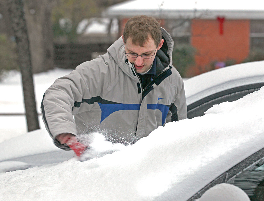 Un hombre en Texas libera su automóvil de la nieve que cayó. Foto: AP