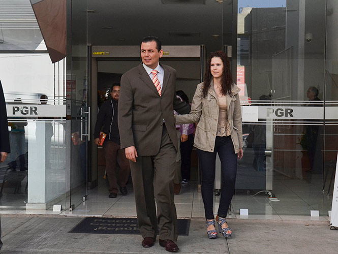 Guillermo Valencia acusó nuevamente a las autodefensas de su municipio de querer su destitución para poner a alguien a quien manipular.
