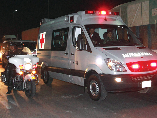 La maestra ha tenido que ser trasladada en ambulancia, debido a su delicado estado de salud, como la noche en que ingresó a Santa Martha. La maestra ha tenido que ser trasladada en ambulancia, debido a su delicado estado de salud, como la noche en que ingresó a Santa Martha.