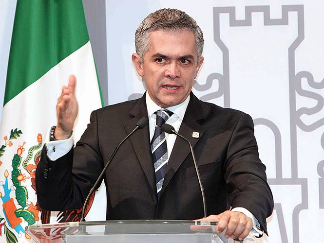 Miguel Ángel Mancera Espinosa, jefe de Gobierno del DF, encabezó la presentación de las nuevas tecnologías al servicio del contribuyente.