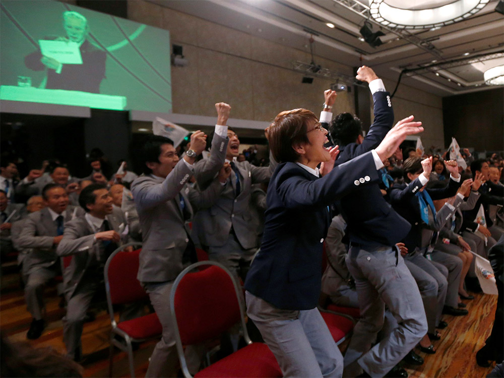 La delegación japonesa festejó después de que fue anunciada la nueva sede de los JO (Reuters) La delegación japonesa festejó después de que fue anunciada la nueva sede de los JO (Reuters)