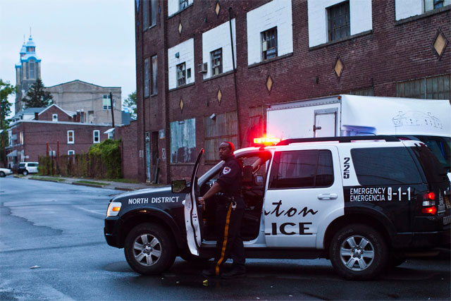 Concluye operativo. La policía de Trenton, Nueva Jersey, irrumpió en una vivienda donde un hombre armado mantenía a tres niños como rehenes desde el viernes pasado, lo mató y rescató a los menores.