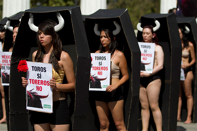 Semidesnudos protestan contra las corridas de toros Semidesnudos protestan contra las corridas de toros