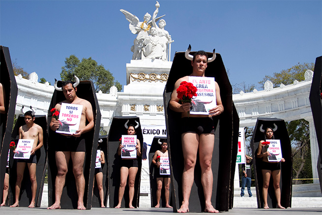 Semidesnudos protestan contra las corridas de toros Semidesnudos protestan contra las corridas de toros