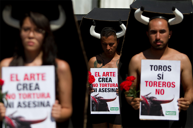 Semidesnudos protestan contra las corridas de toros Semidesnudos protestan contra las corridas de toros